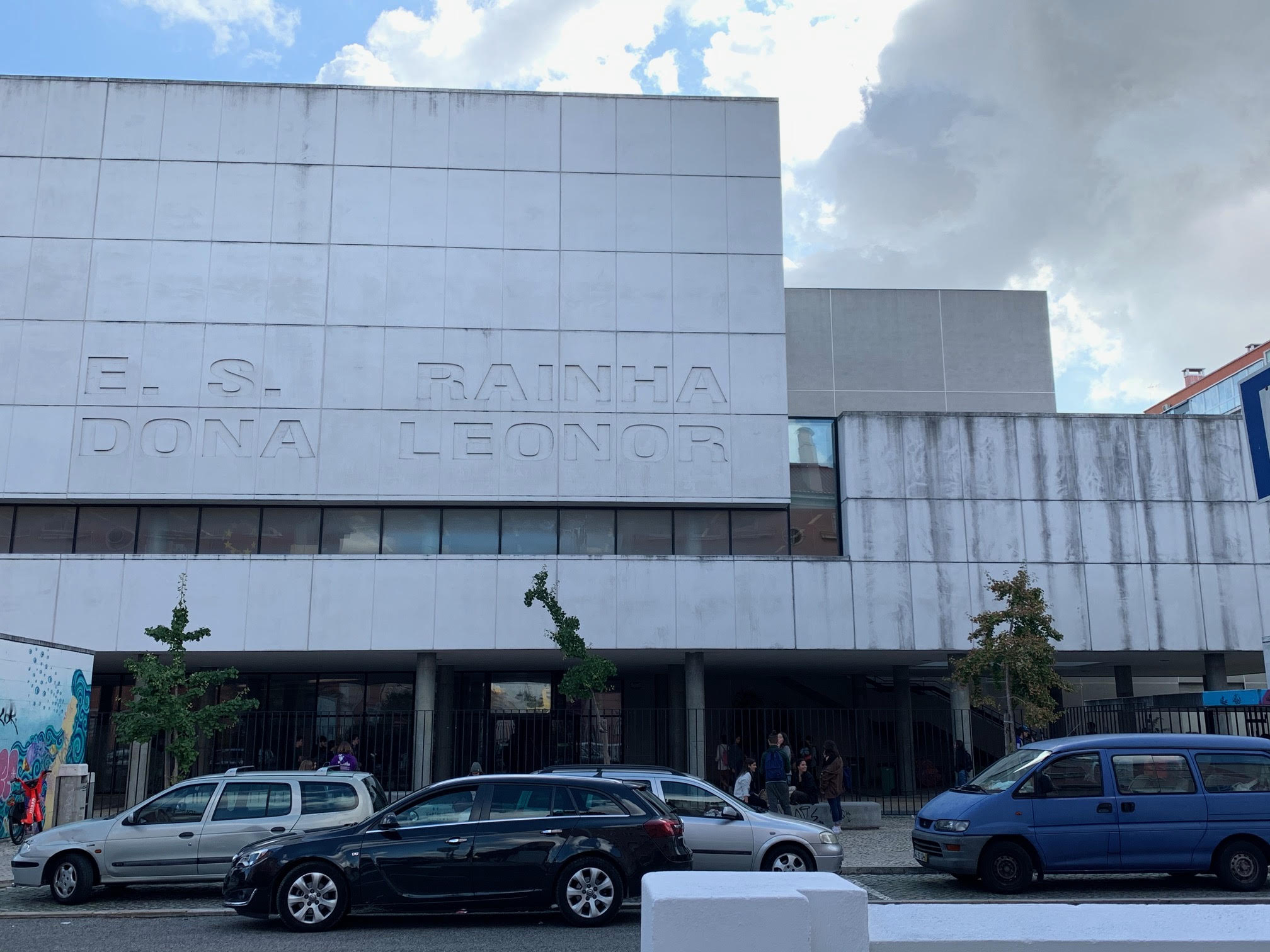 Pânico em escola de Alvalade. Professor aperta o pescoço a aluno e bate-lhe com a cabeça contra a mesa