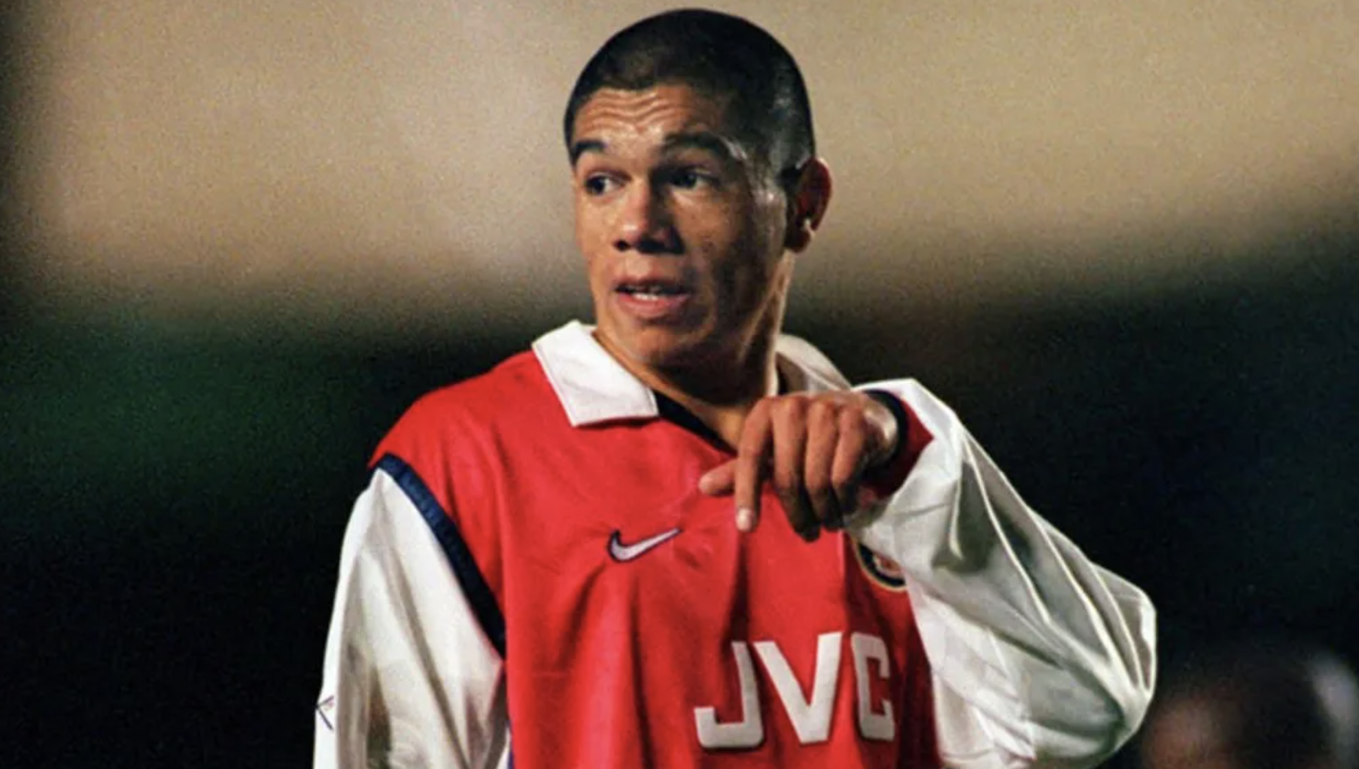 Ex-jogador do Arsenal morre em campo aos 46 anos depois de sofrer ataque cardíaco fulminante