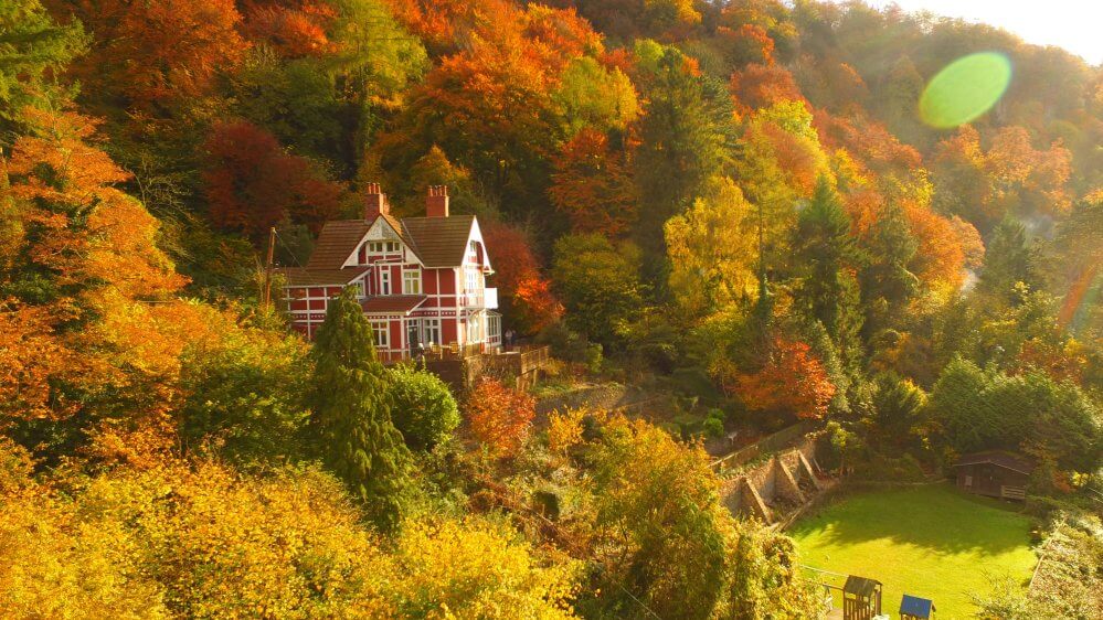 É possível dormir na casa de Otis de “Sex Education” (não está a mãe para dar dicas, mas o terraço é garantido)