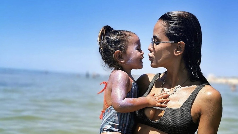 Carolina Patrocínio mostra-se divertida com as filhas na praia