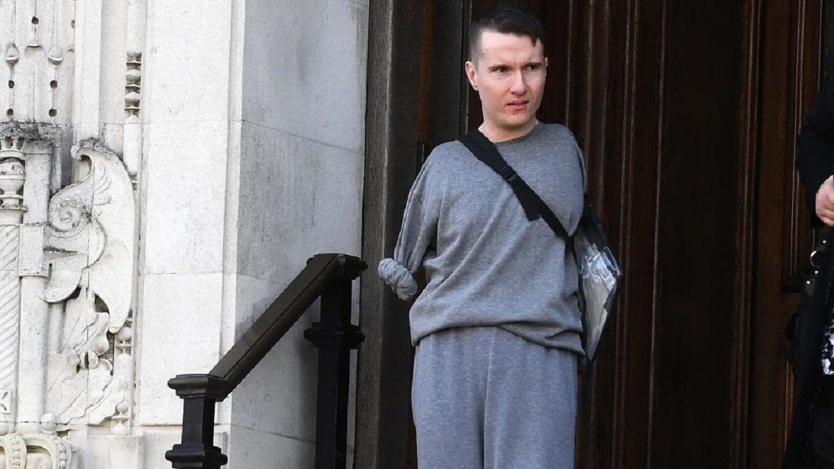 Homem sem braços esfaqueia pai com lâmina de tesoura