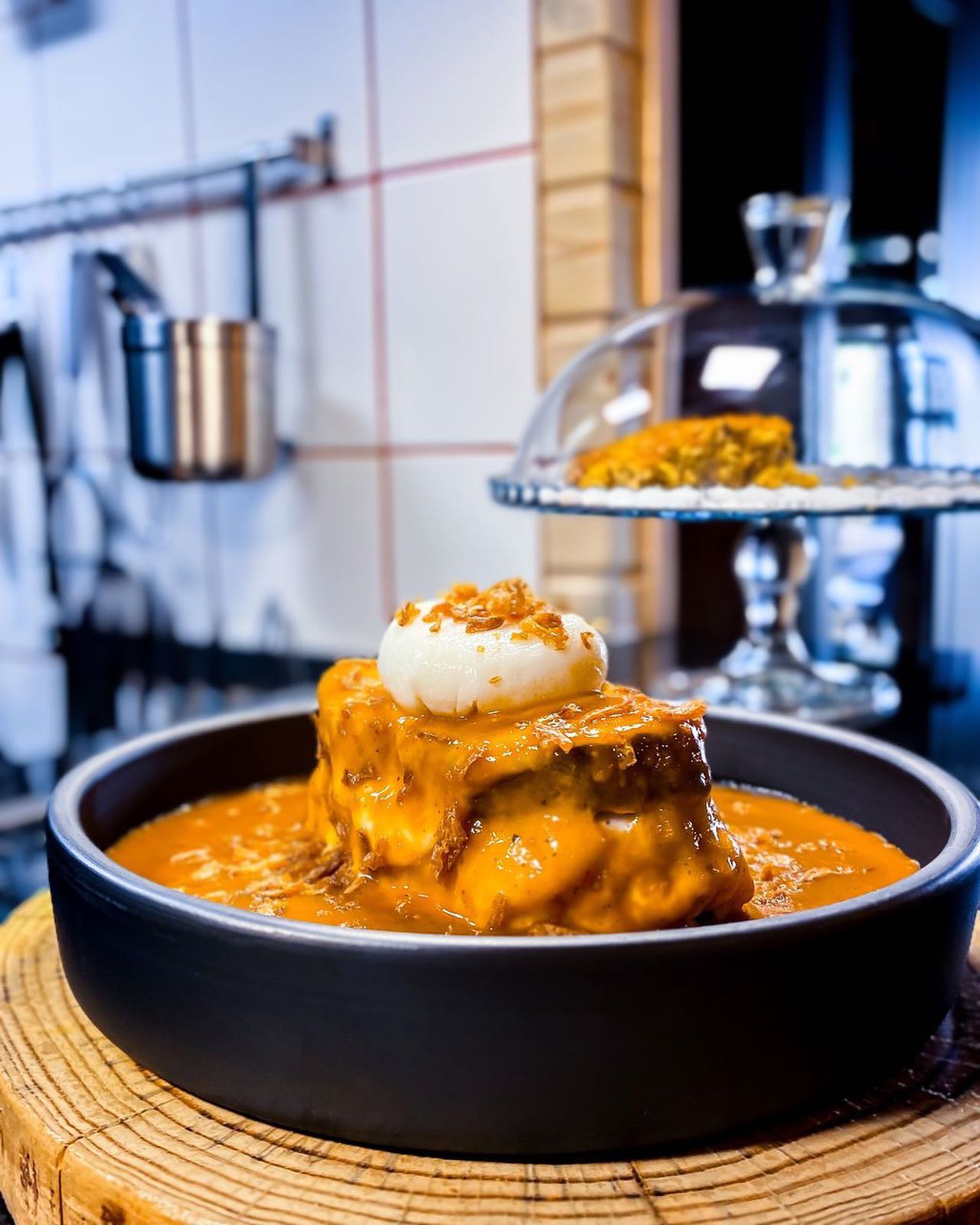 OAK. No novo restaurante de Coimbra, as francesinhas têm dois molhos que fazem suspirar de prazer