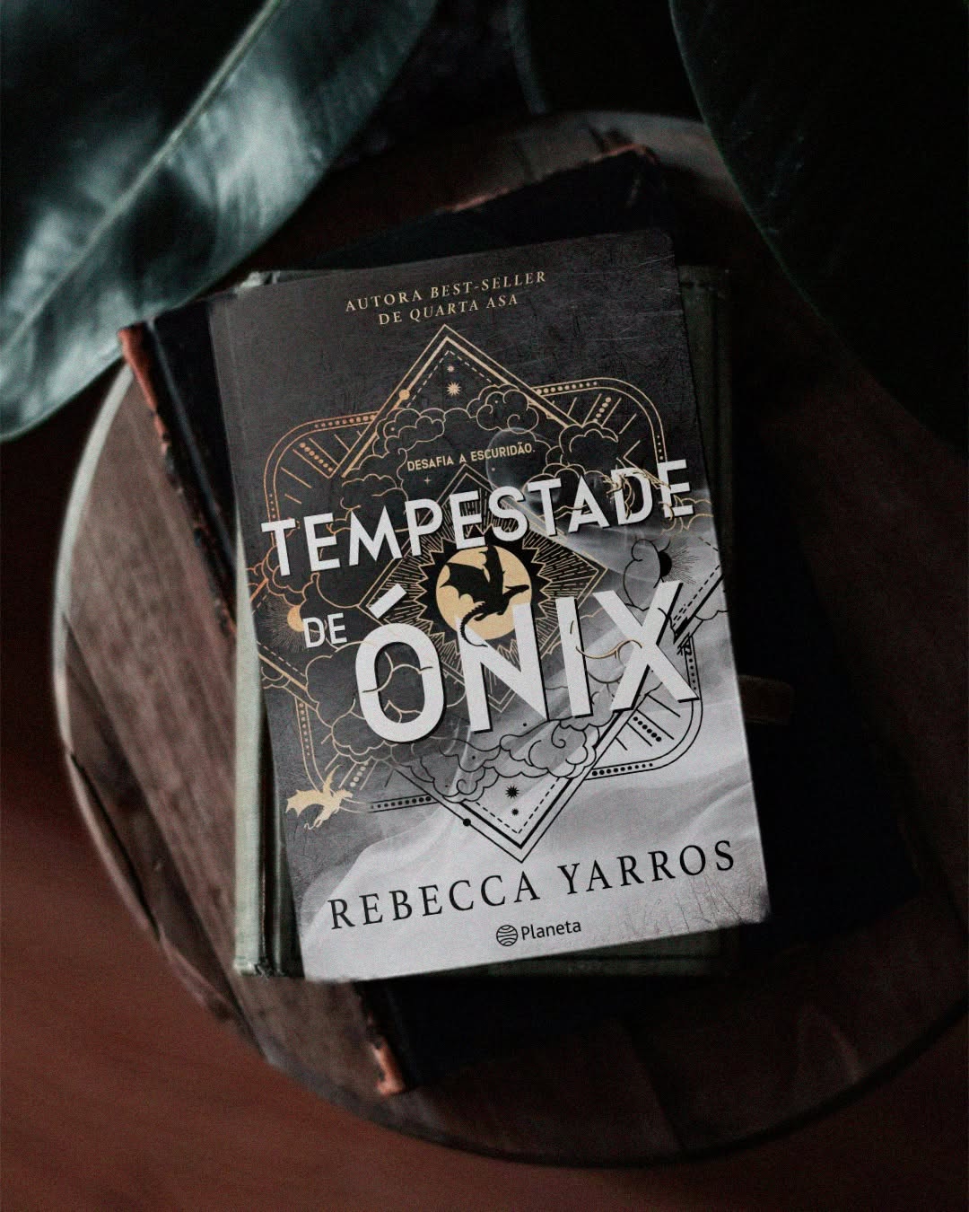 “Tempestade de Ónix”. O livro sensação sobre dragões, amor e muita ação já chegou a Portugal