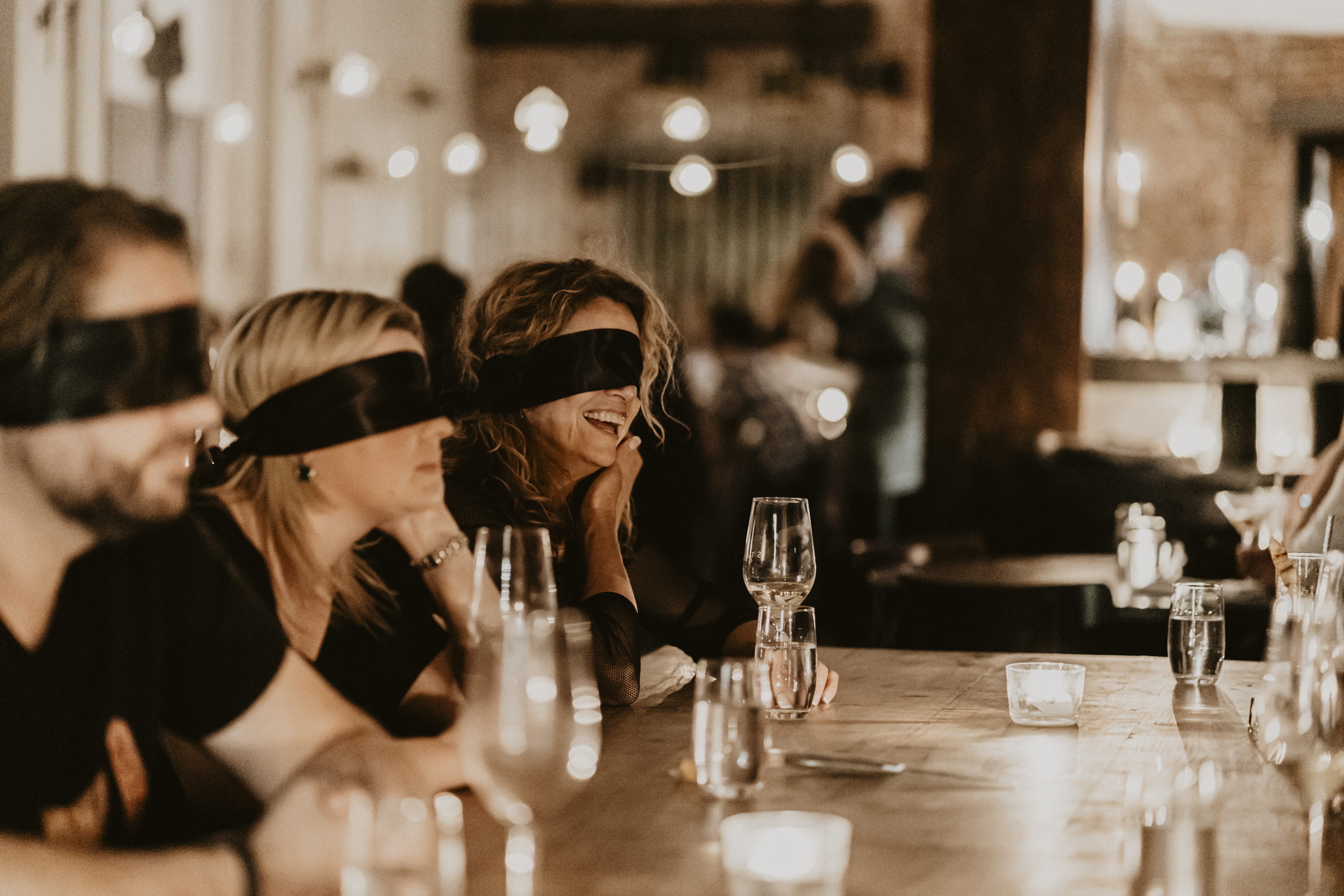 Já experimentou jantar (literalmente) às cegas? Saiba quando e onde vai poder fazê-lo