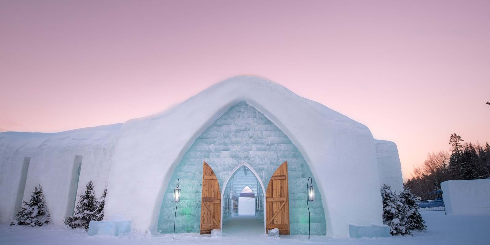 Este incrível hotel canadiano é totalmente feito de gelo e é possível explorá-lo sem sair de casa - Viagens - SAPO Brasil