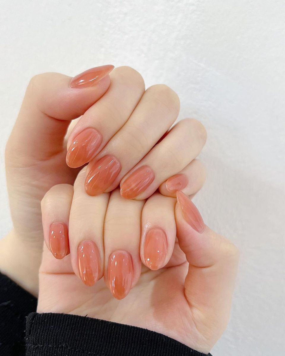 Os tons pêssego levam-lhe a primavera às unhas. Inspire-se nestas 19 manicures (e veja 8 vernizes)
