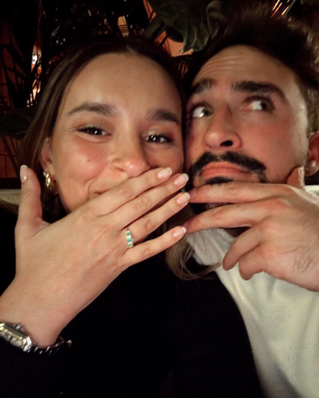 Influenciadora digital Adri Silva foi pedida em casamento em Paris. Veja as imagens do anel