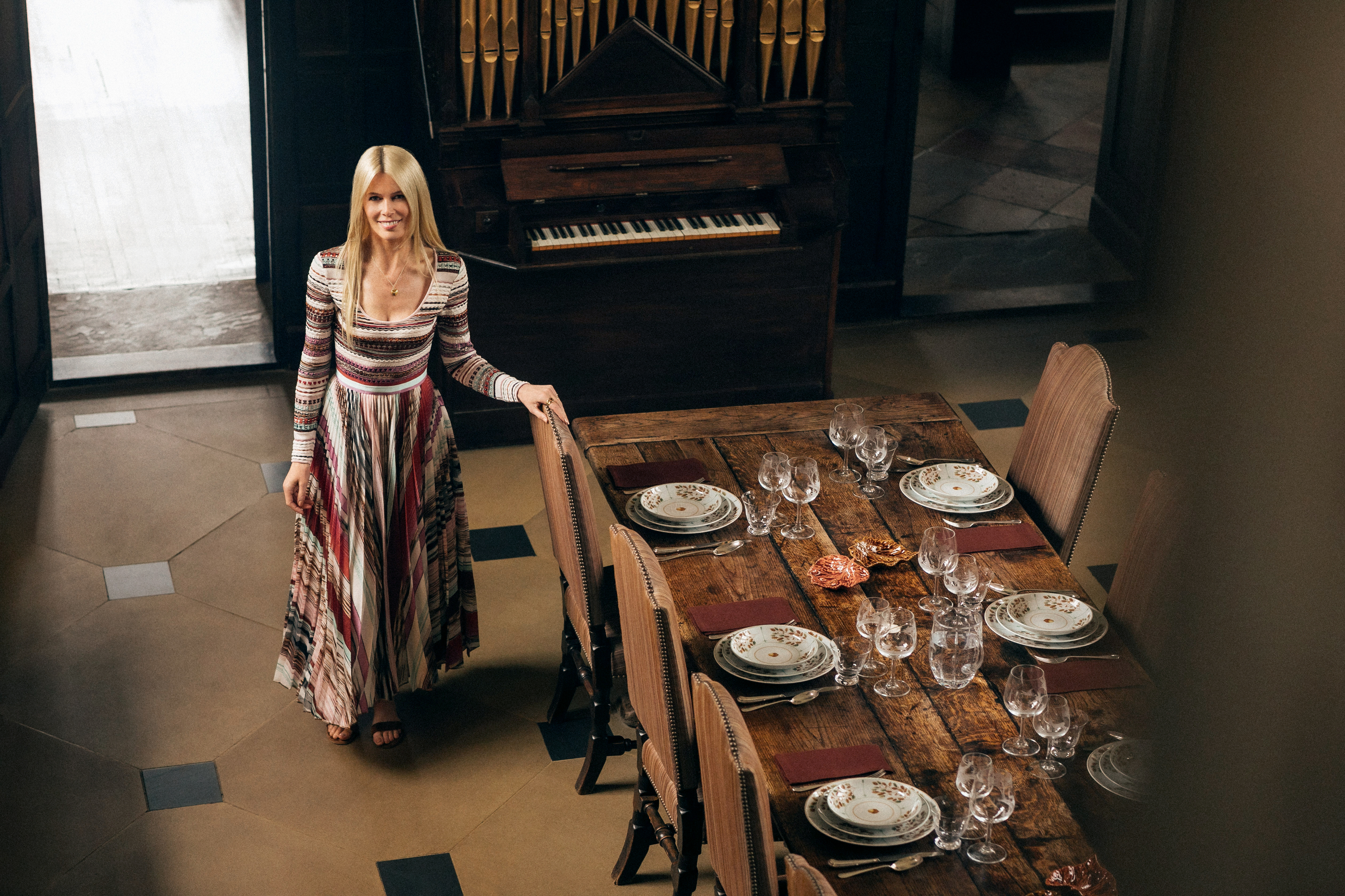 Claudia Schiffer lança coleções de decoração com marcas portuguesas com peças desde 18€ — e são deslumbrantes