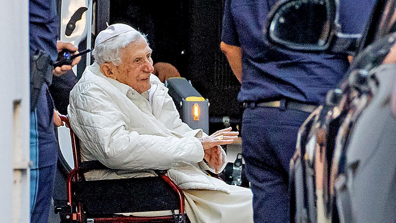 Ex-Papa Bento XVI voltou a casa para se despedir do irmão e não deve voltar ao Vaticano