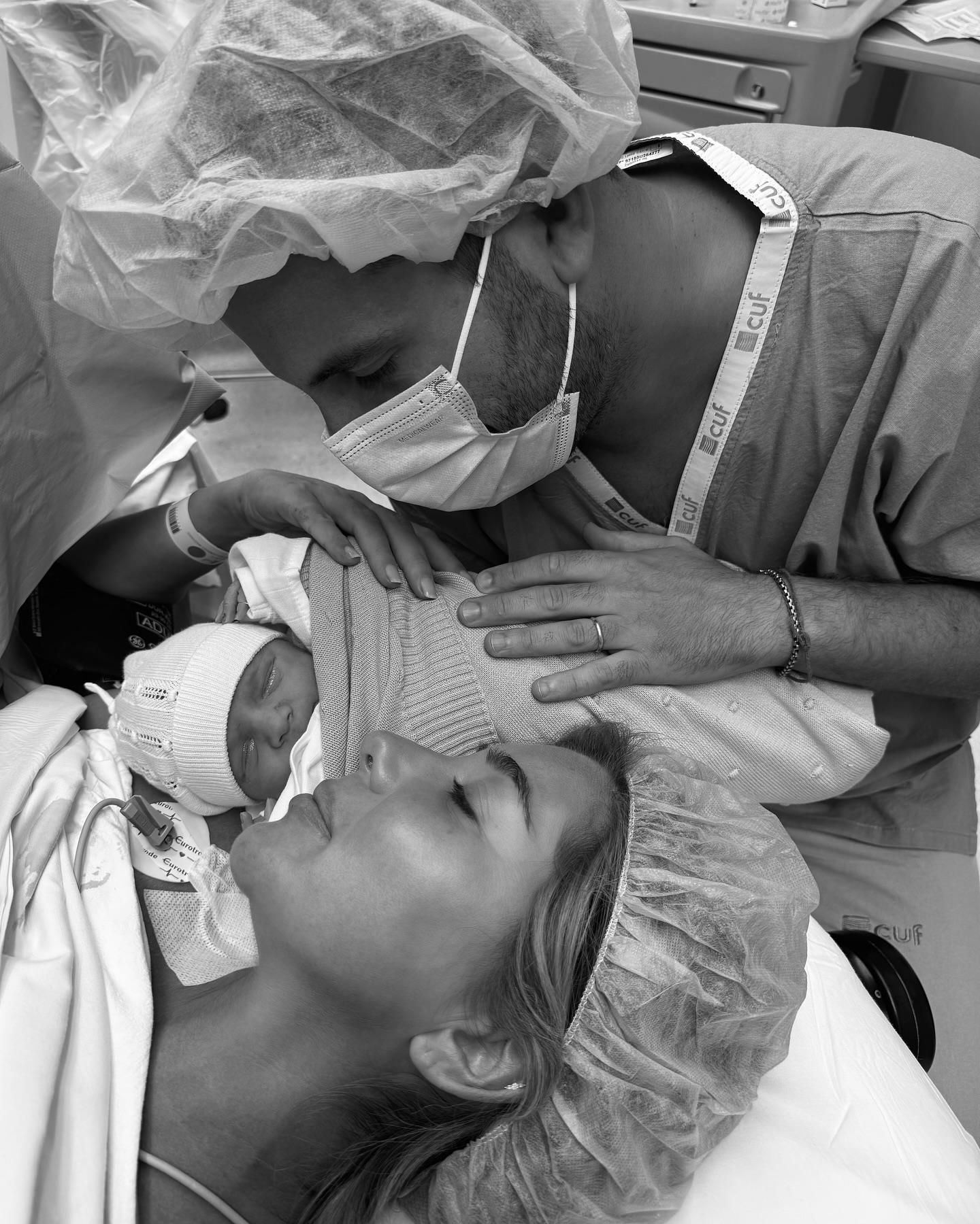 Mariana Machado já tem o primeiro filho nos braços. Veja as fotos do bebé e da família