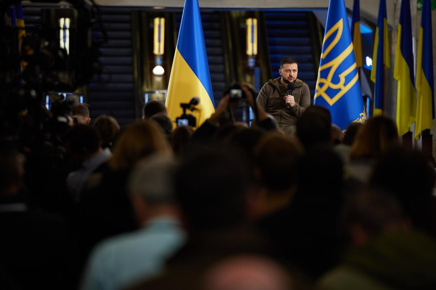 Na primeira conferência de imprensa após o início da guerra, Zelensky ameaça abandonar negociações de paz