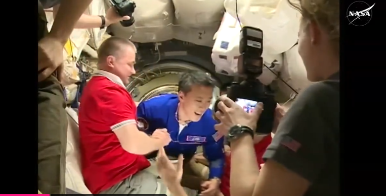 Dois cosmonautas russos e um astronauta norte americano são os novos ocupantes da Estação Espacial Internacional