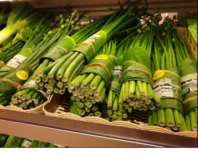 Há um supermercado na Tailândia que trocou o plástico por folha de bananeira