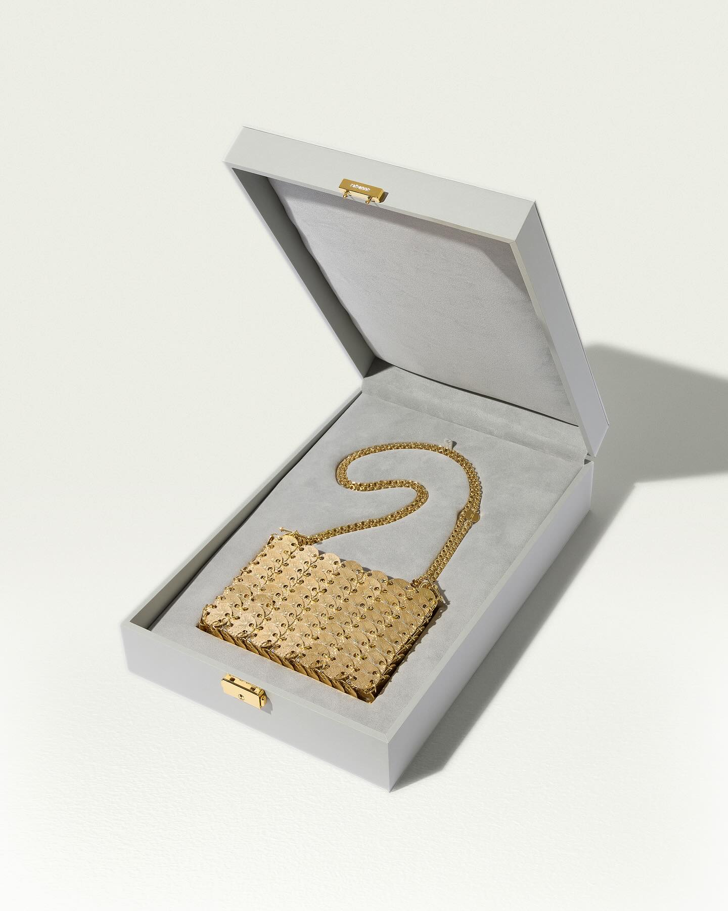 Esta é a “carteira mais cara do mundo”. Custa 250 mil euros e é feita de ouro de 18 quilates