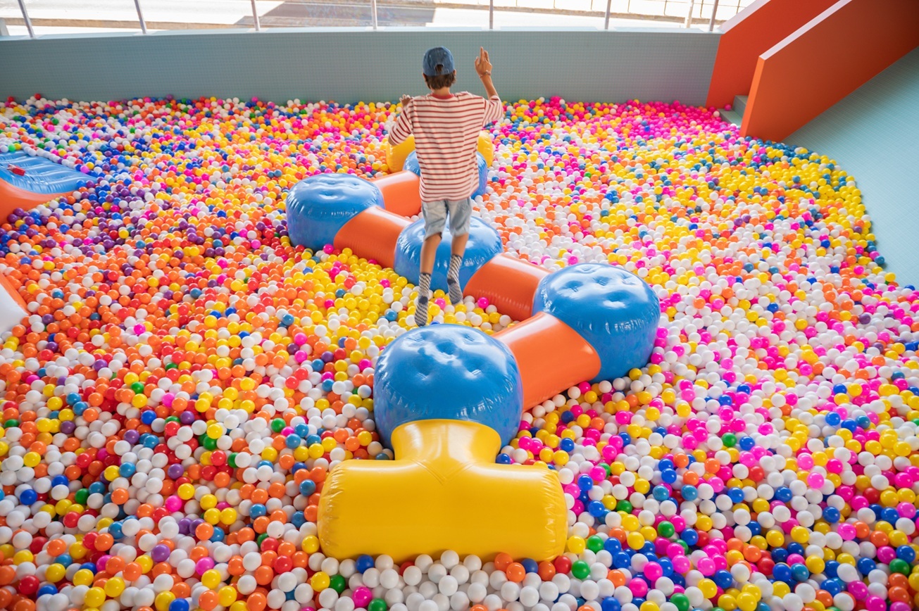 Piscina de bolas, trampolins e muito mais. Este shopping tem tudo a pensar no verão dos miúdos