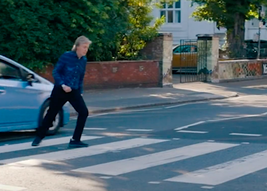 Paul McCartney tentou replicar foto icónica na passadeira de Abbey Road e quase foi atropelado. Veja o vídeo