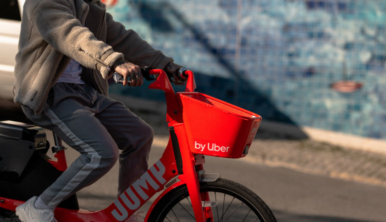 Bicicletas JUMP oferecem capacetes ilustrados e passeios por Lisboa