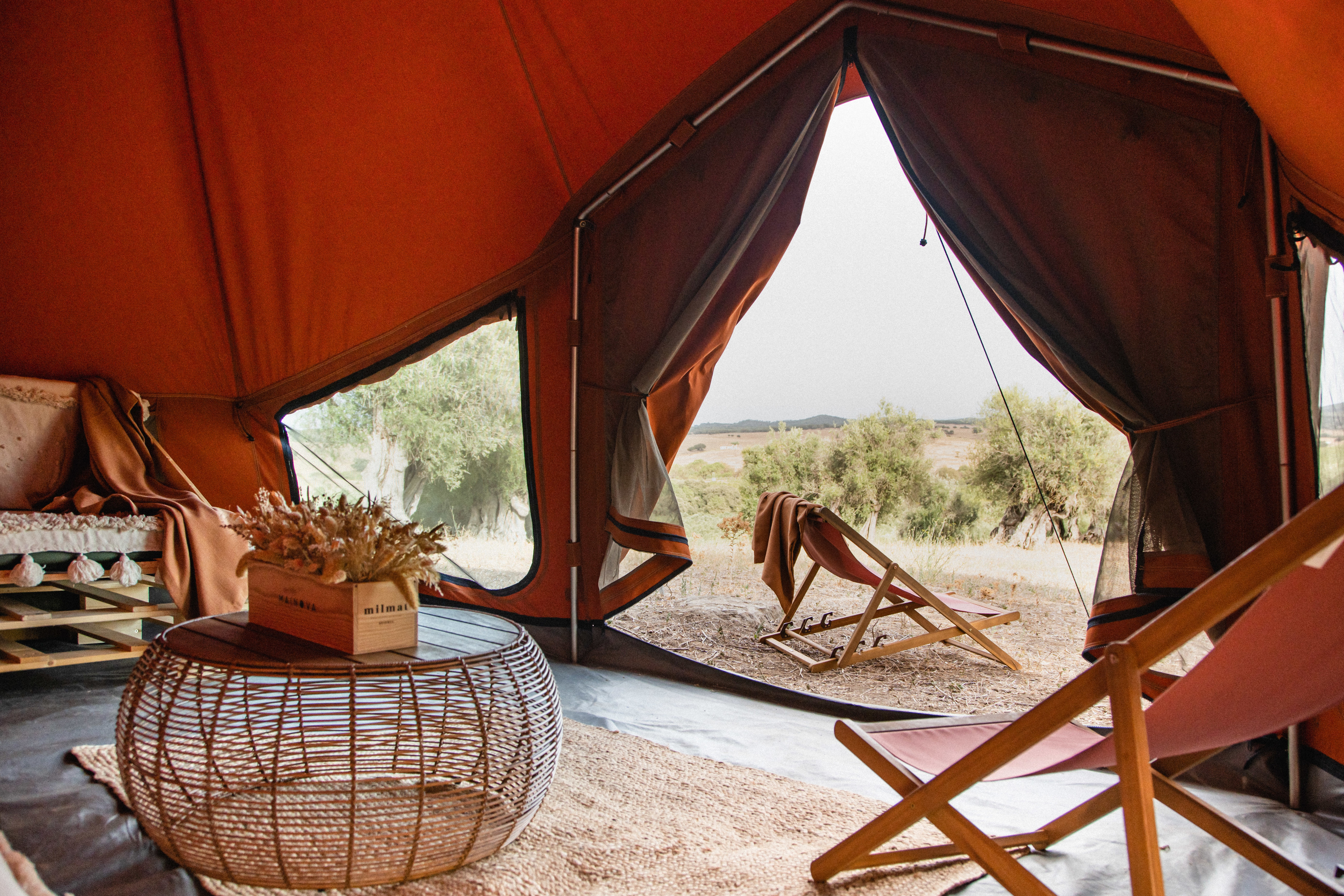 Campismo de luxo com um copo de bom vinho na mão — tudo graças ao projeto fusão que junta a Mainova ao Glamping Revolution