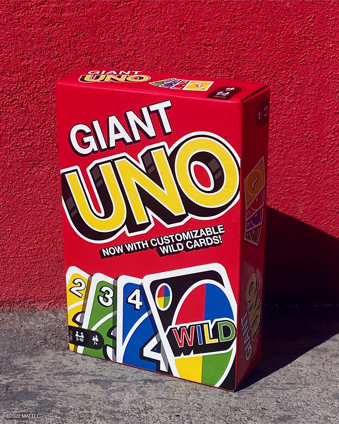 Há uma versão do UNO capaz de aumentar (literalmente) a diversão. Cartas são gigantes