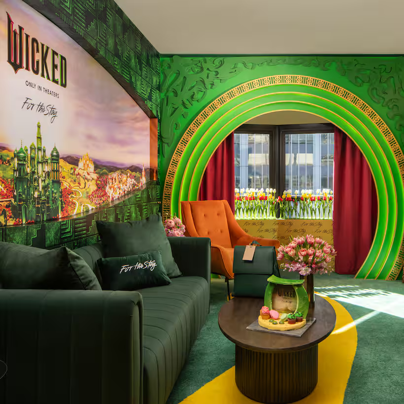 Viva no mundo de Oz como Elphaba e Glinda nesta suite temática de “Wicked”. Saiba onde fica o hotel