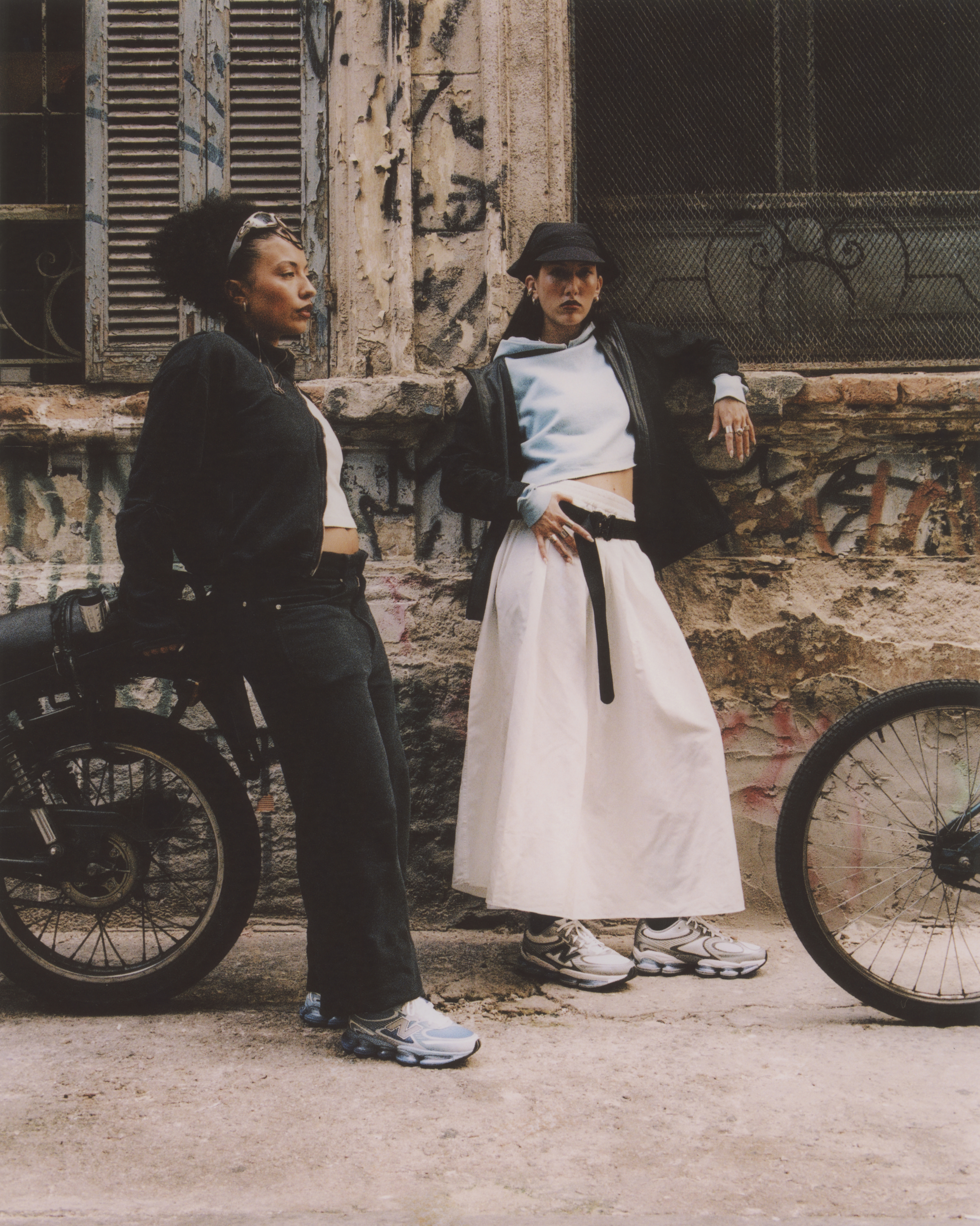 Estes novos New Balance são perfeitos para quem não descura uma vibe desportiva nos looks. Saiba o preço