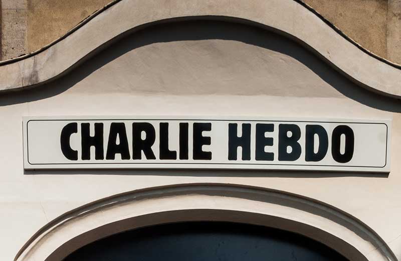 “Charlie Hebdo” republica capas de Maomé e jovem de 18 anos comete ataque junto a antiga sede. Há dois feridos graves