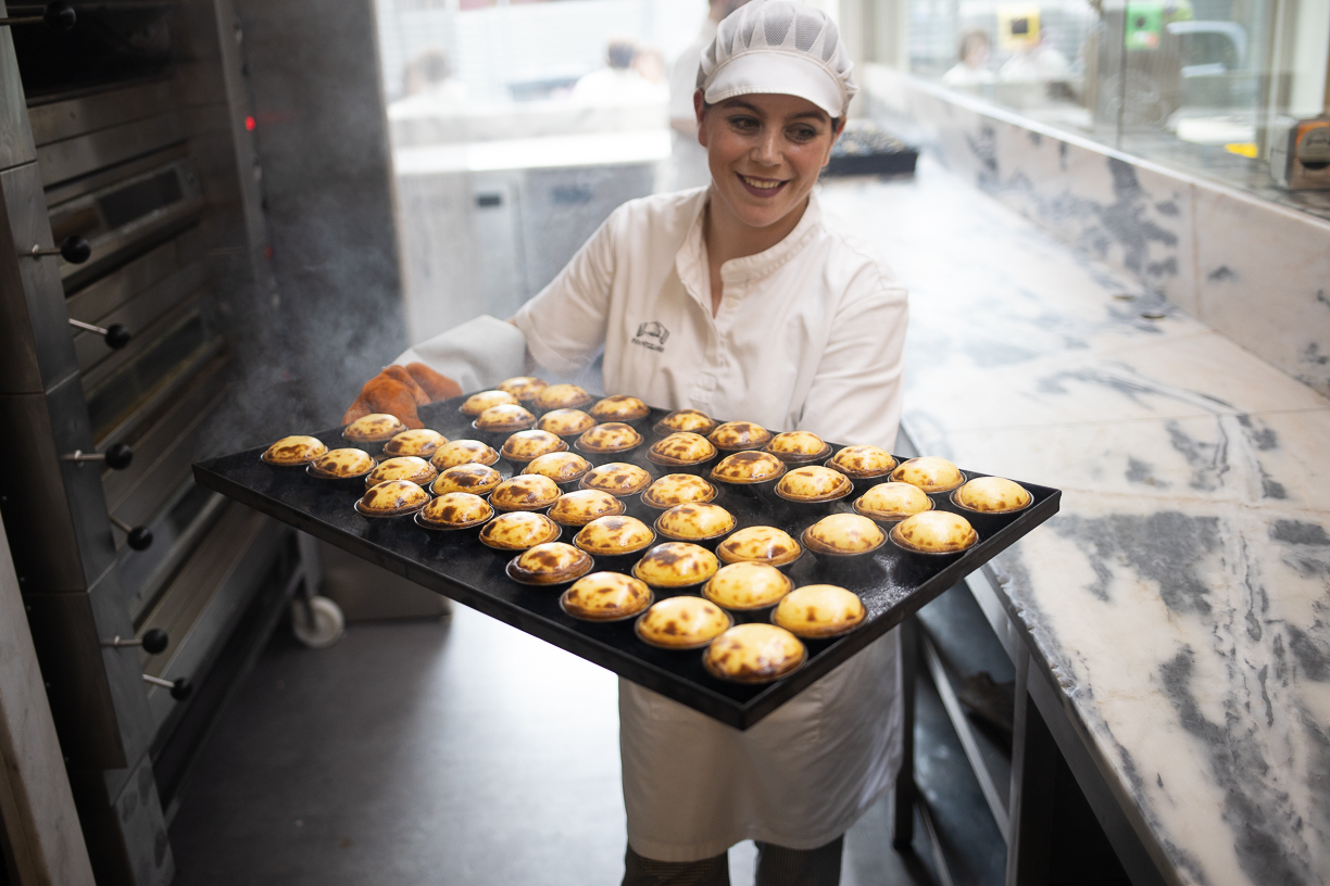 Nova Manteigaria. Os pastéis de nata acabados de sair do forno chegaram a mais um bairro de Lisboa