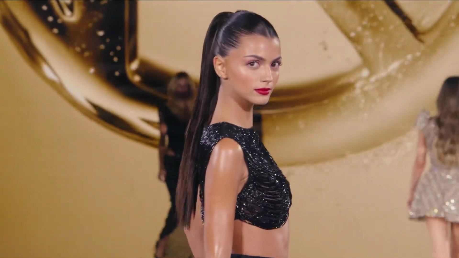 Kika Cerqueira Gomes deslumbra em França. É a primeira portuguesa de sempre no desfile da L’Oréal Paris. Veja o vídeo