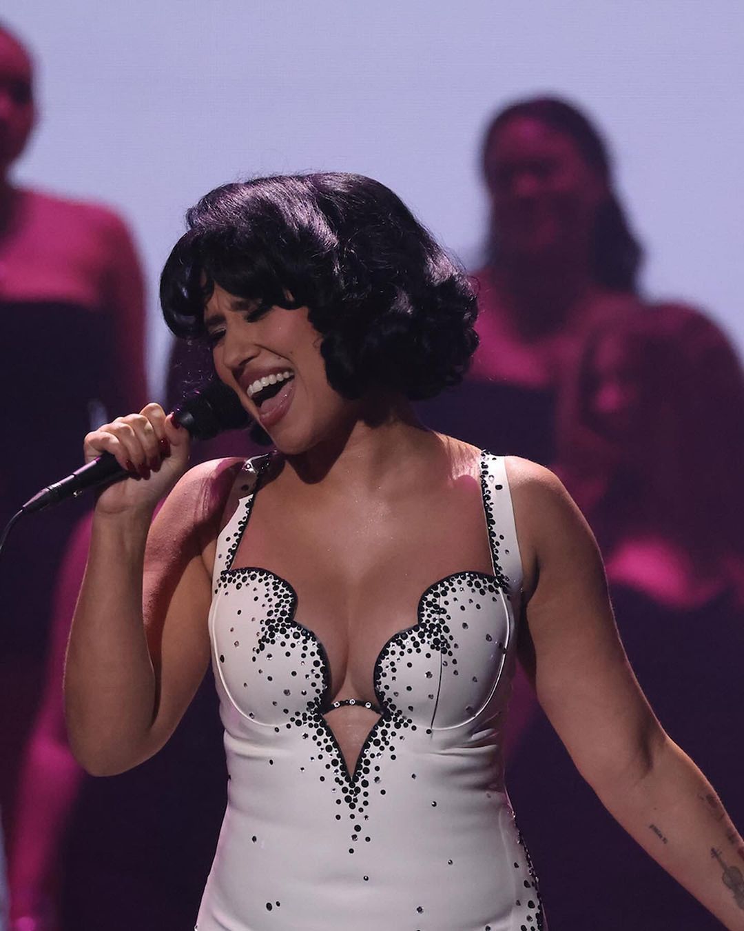 RAYE. Quem é a cantora de 26 anos que bateu o recorde de Adele e Harry Styles nos Brit Awards?