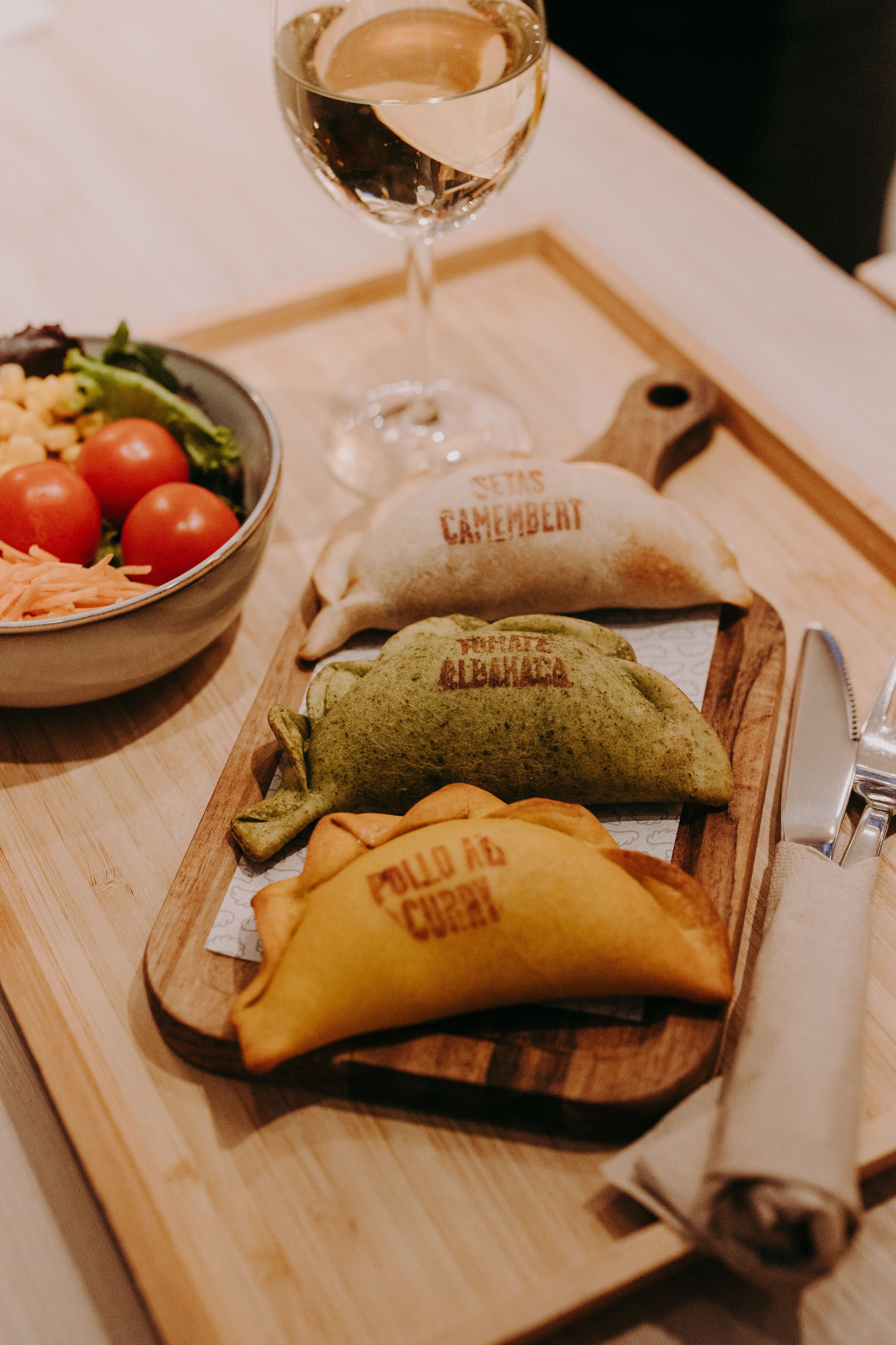 Las Muns. Já pode comer empanadas com sabores como cheeseburger e frango Thai neste novo spot