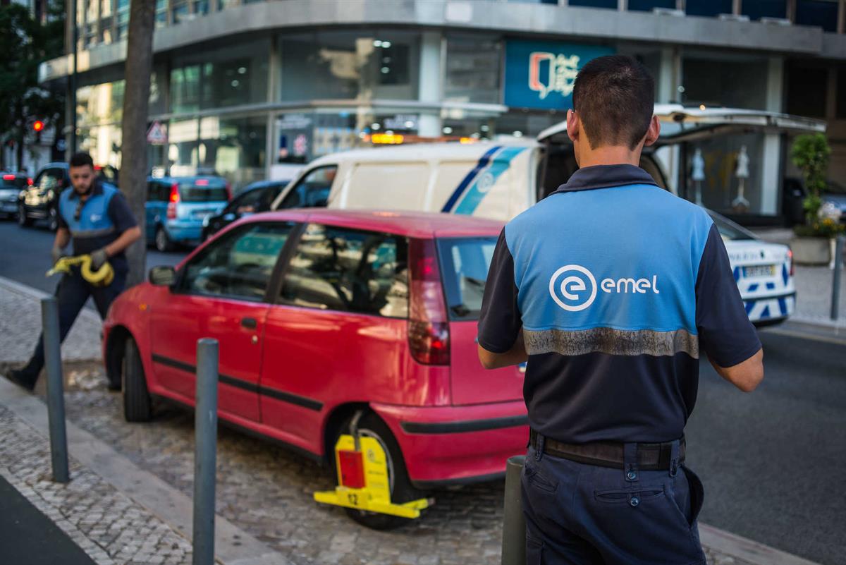 Homem espancado por funcionários da EMEL no centro de Lisboa conta tudo: “Caí redondo no chão”