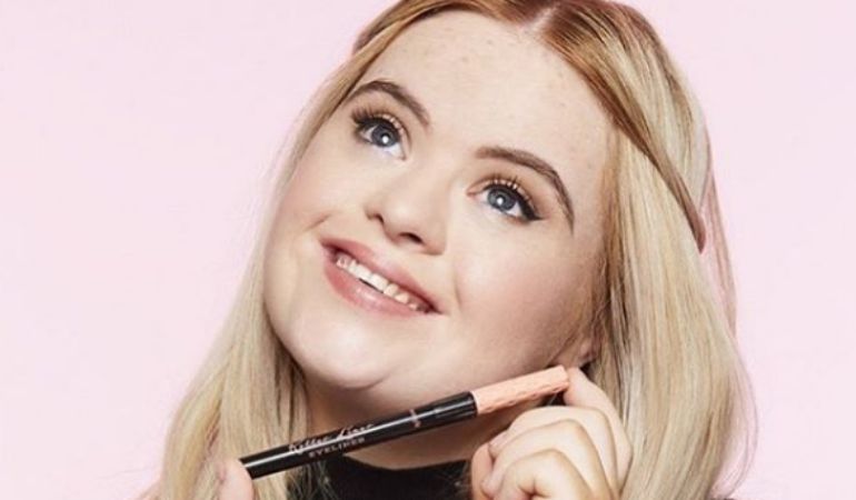Modelo com Síndrome de Down é estrela da nova campanha da Benefit