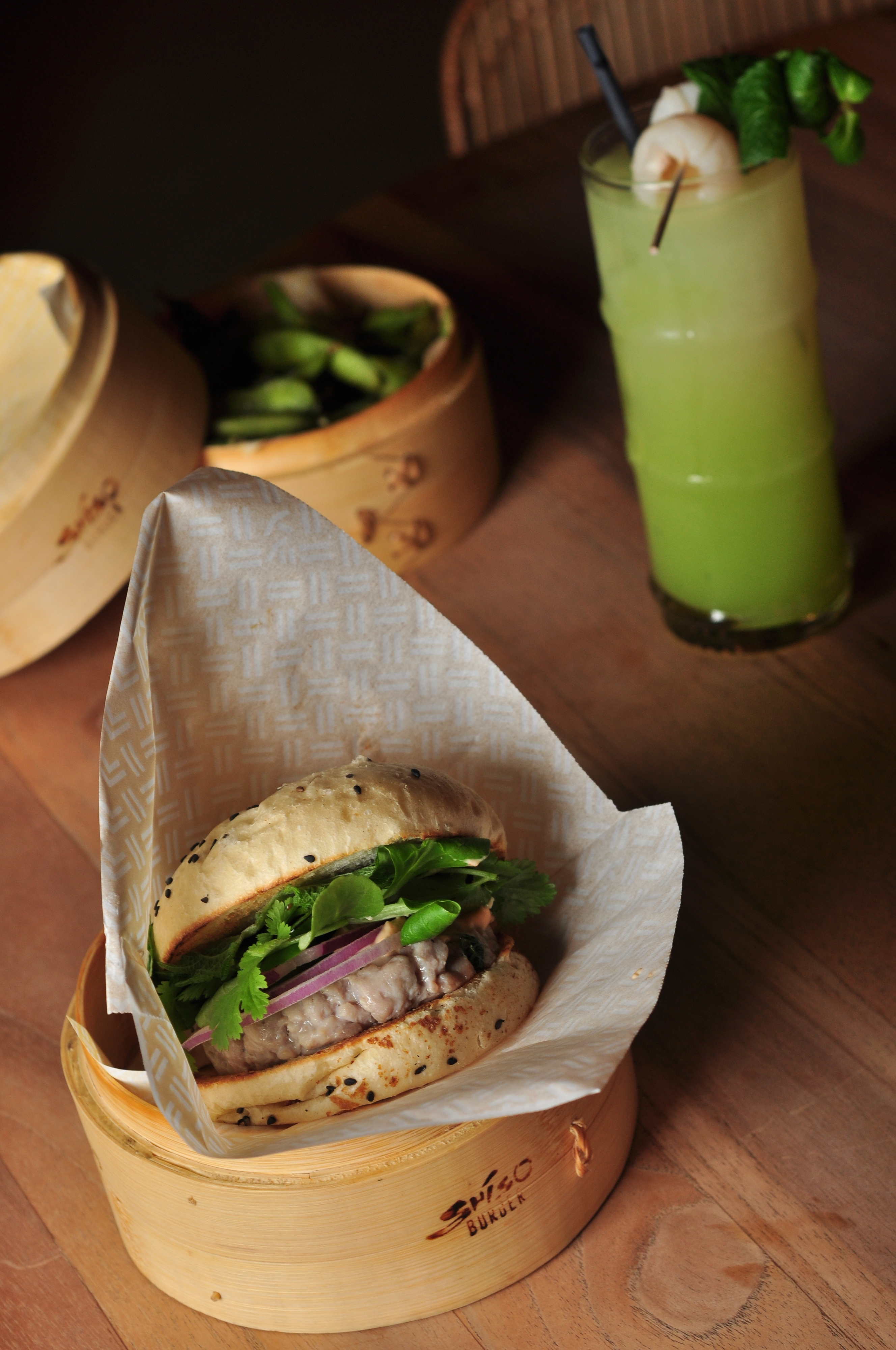 Troque a vaca pelo atum com este delicioso hambúrguer do Shiso Burger. A bebida é oferta