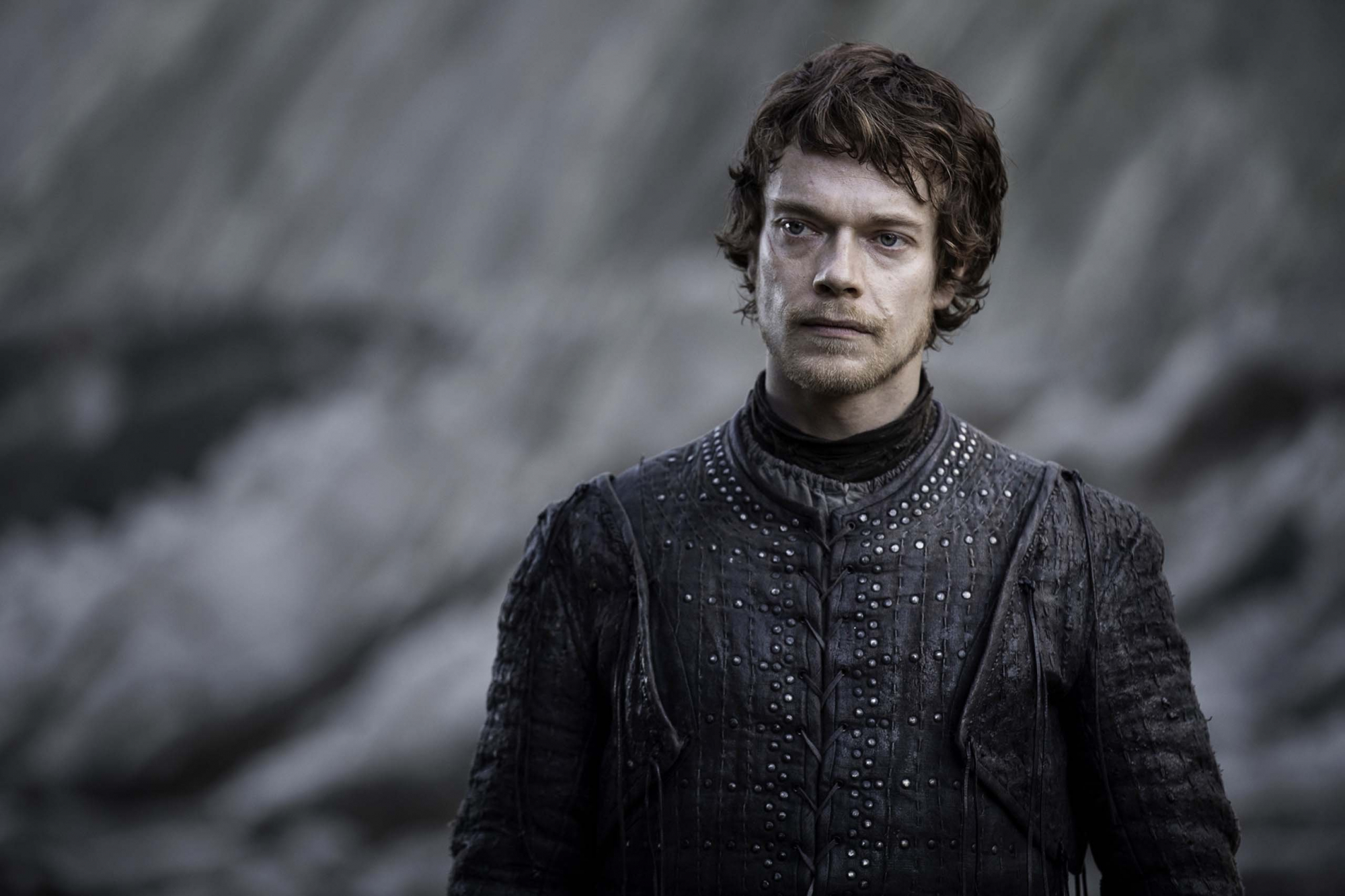 Há 13 anos, a irmã de Alfie Allen fez uma canção onde o acusou de “estar a desperdiçar a vida”