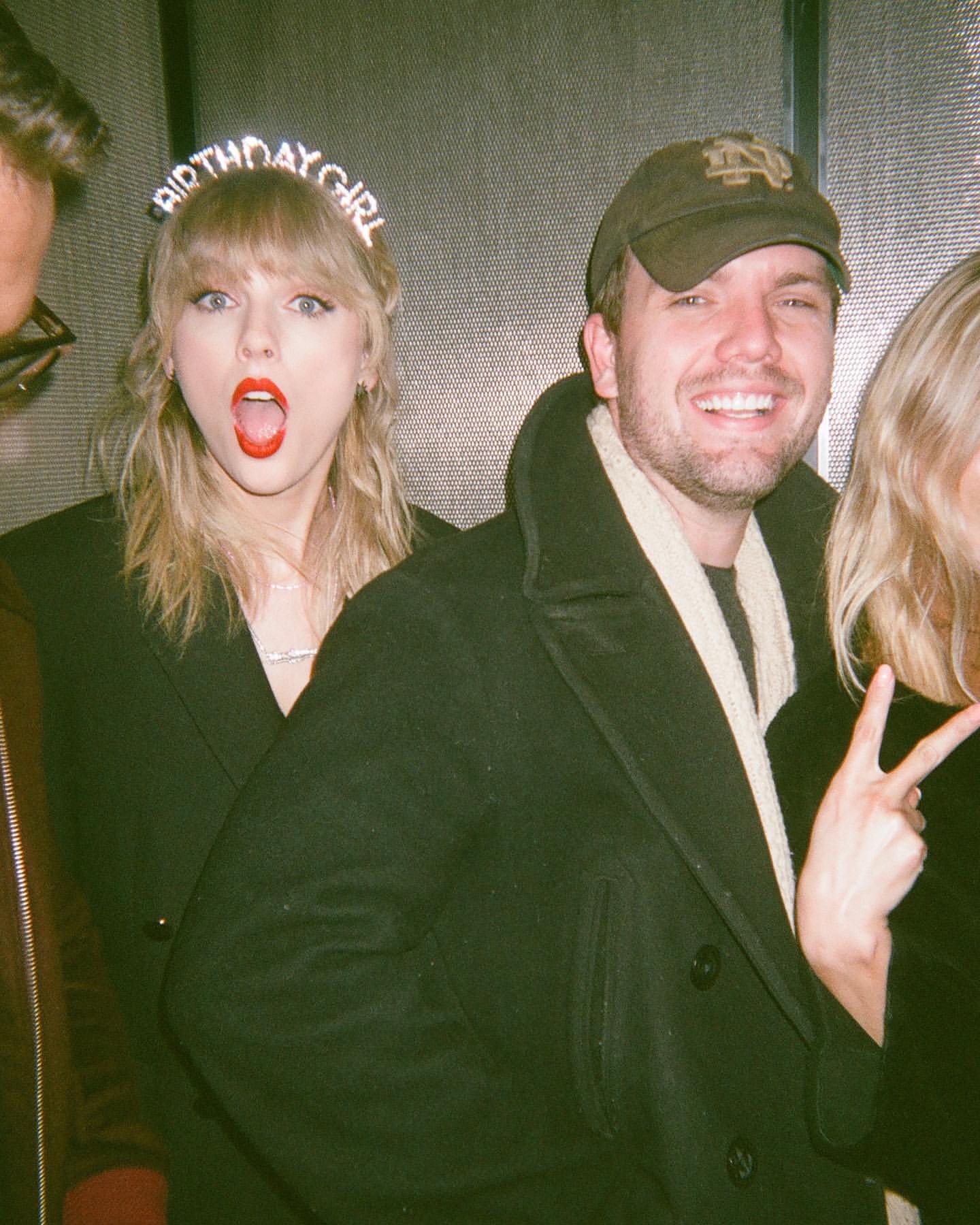 O Swift menos conhecido. Quem é Austin, o irmão ator, produtor de Taylor (que é Pai Natal nos tempos livres)