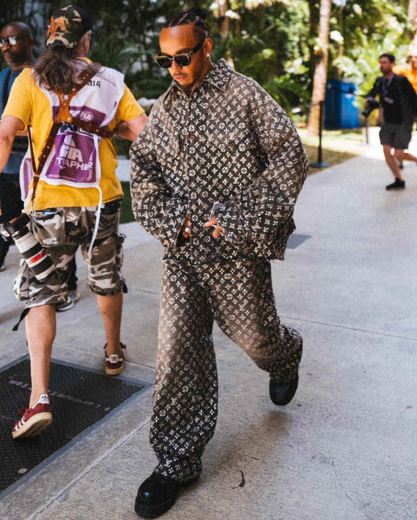 Cores, padrões e extravagância. Fora das corridas, Lewis Hamilton faz de todas as pistas uma passerelle