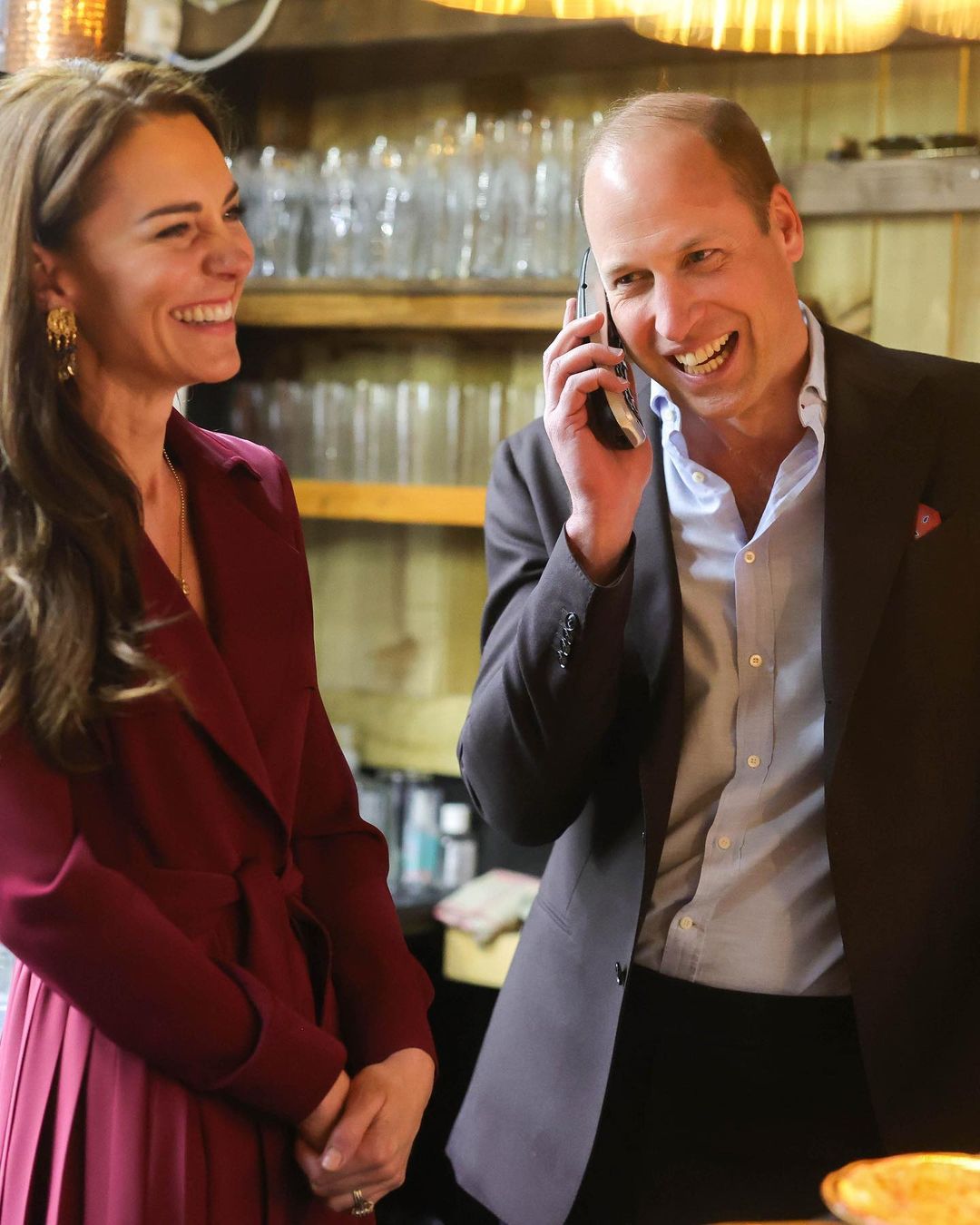 Príncipe William terá recebido indemnização milionária por escutas ilegais. Revelação foi feita pelo irmão