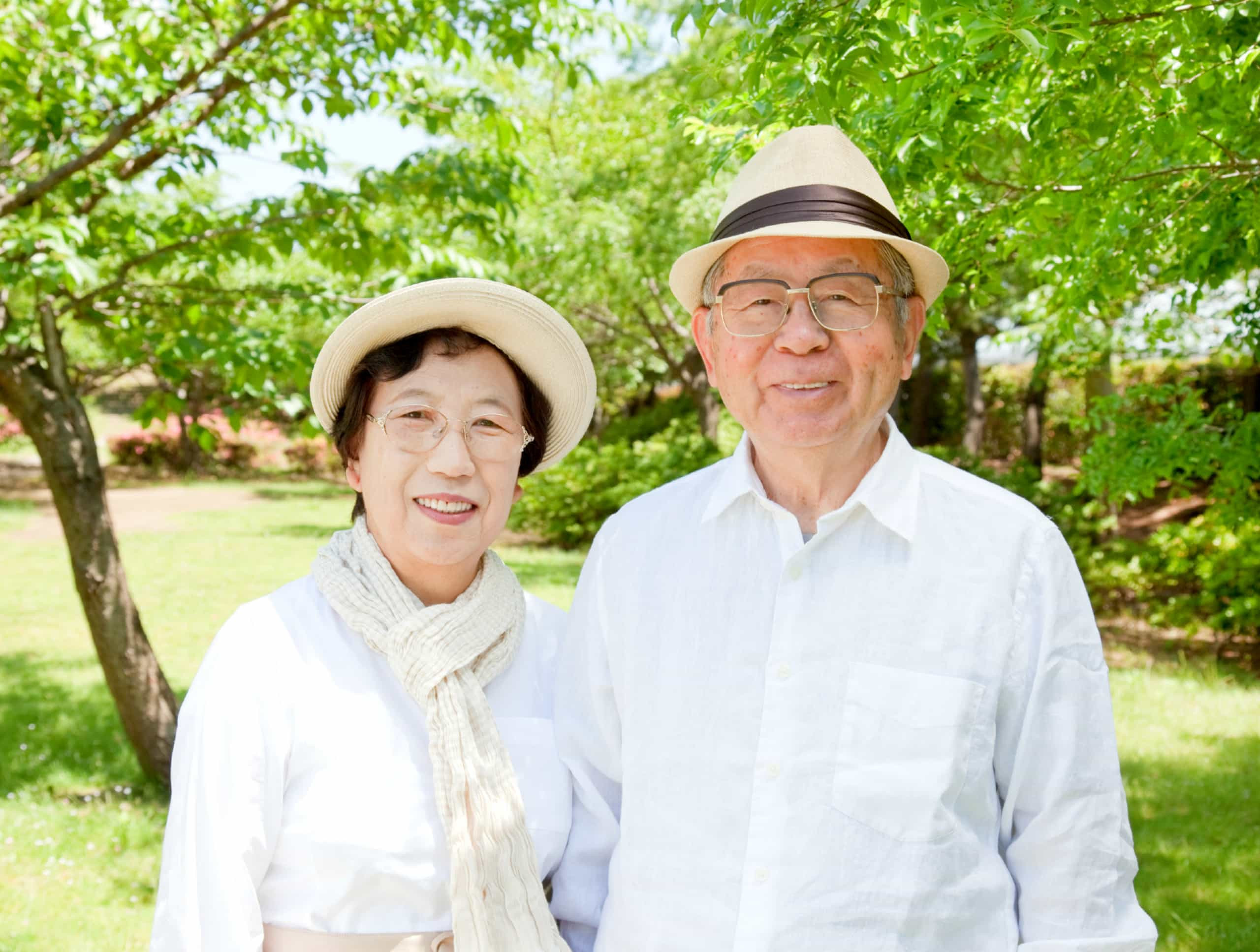 Пожилые азиаты. Японские долгожители Окинава. Пожилые японцы. Японские бабушка и дедушка. Пожилые люди в Японии.
