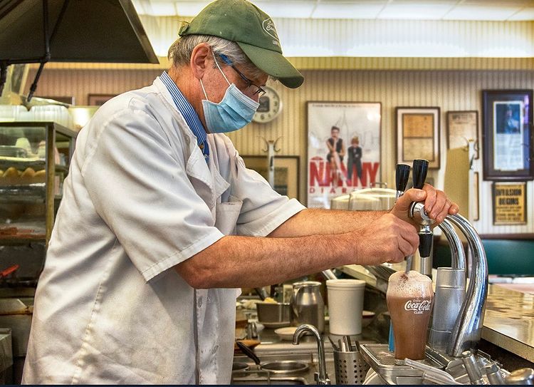 Este restaurante em Nova Iorque ainda faz Coca-Cola à moda antiga. Veja como é o processo