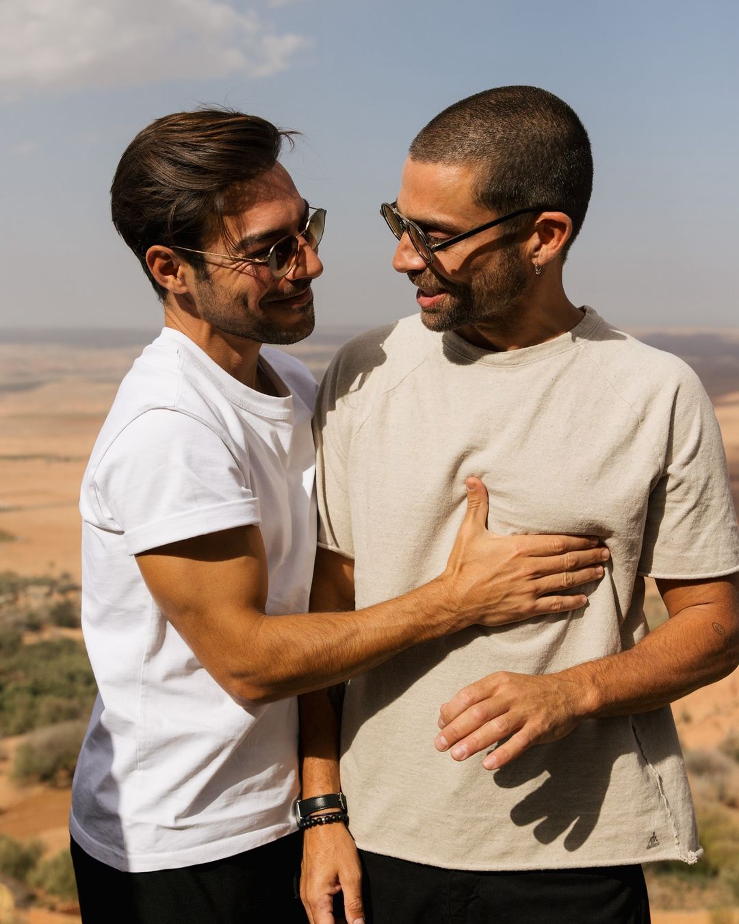 Diogo Amaral tem despedida de solteiro no deserto antes do casamento com Jessica Athayde. Veja as fotos