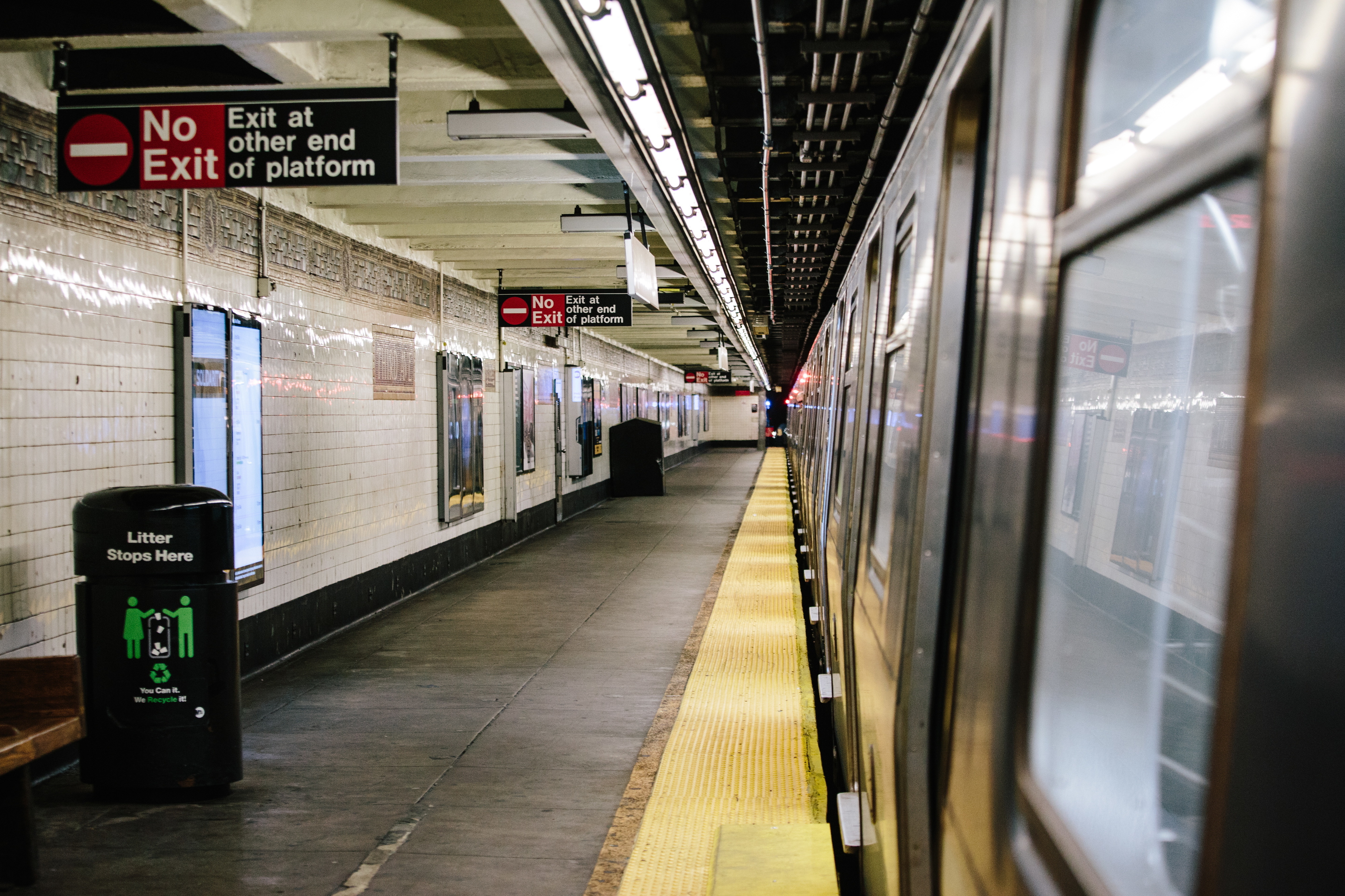 "Foi tudo tão rápido. Pensei que ia morrer". História de sobreviventes empurrados para o Metro de Nova Iorque