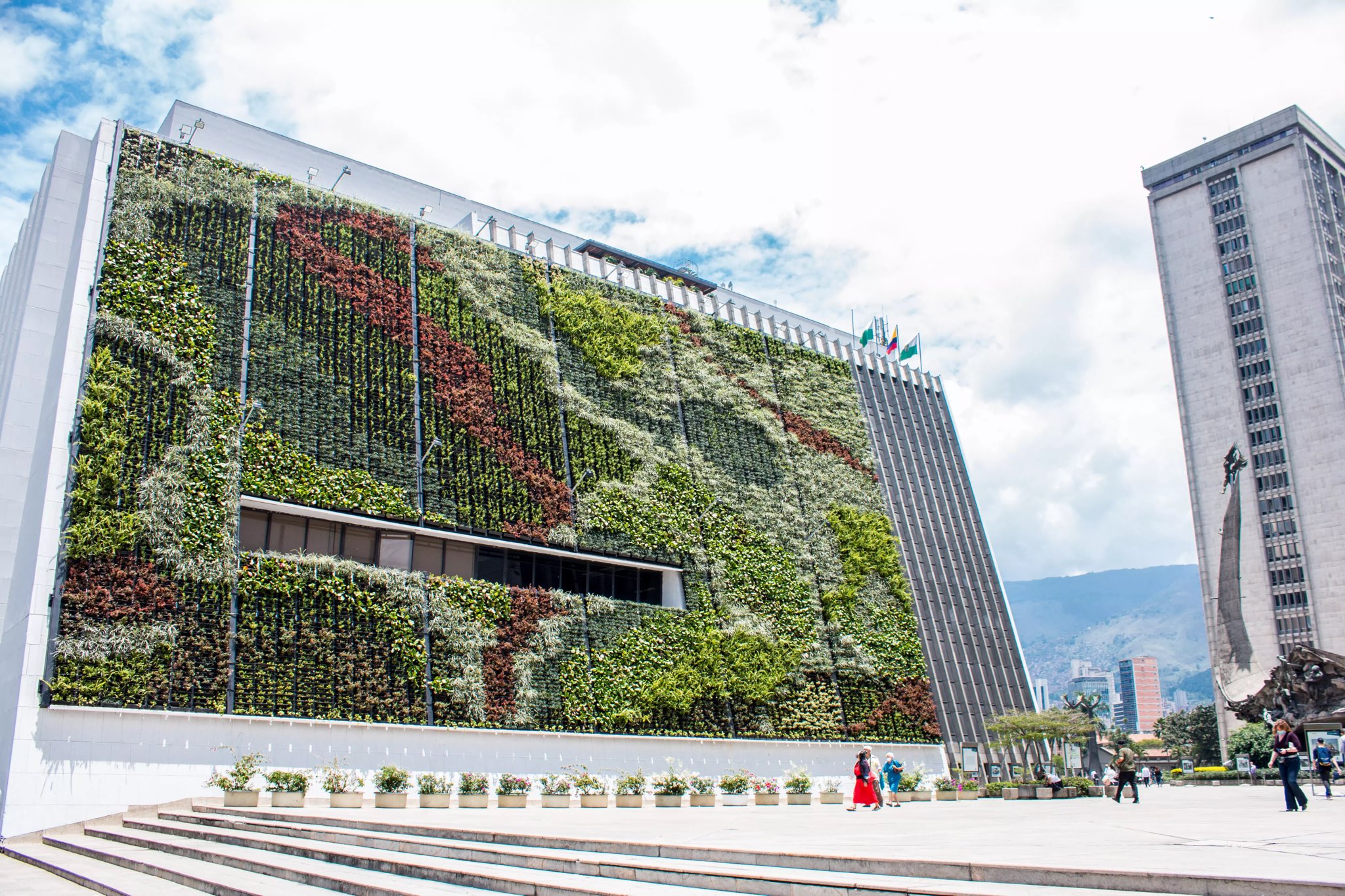 Está quase a nascer um dos maiores e mais bonitos jardins verticais do Mundo com 13 mil plantas. Veja as fotos