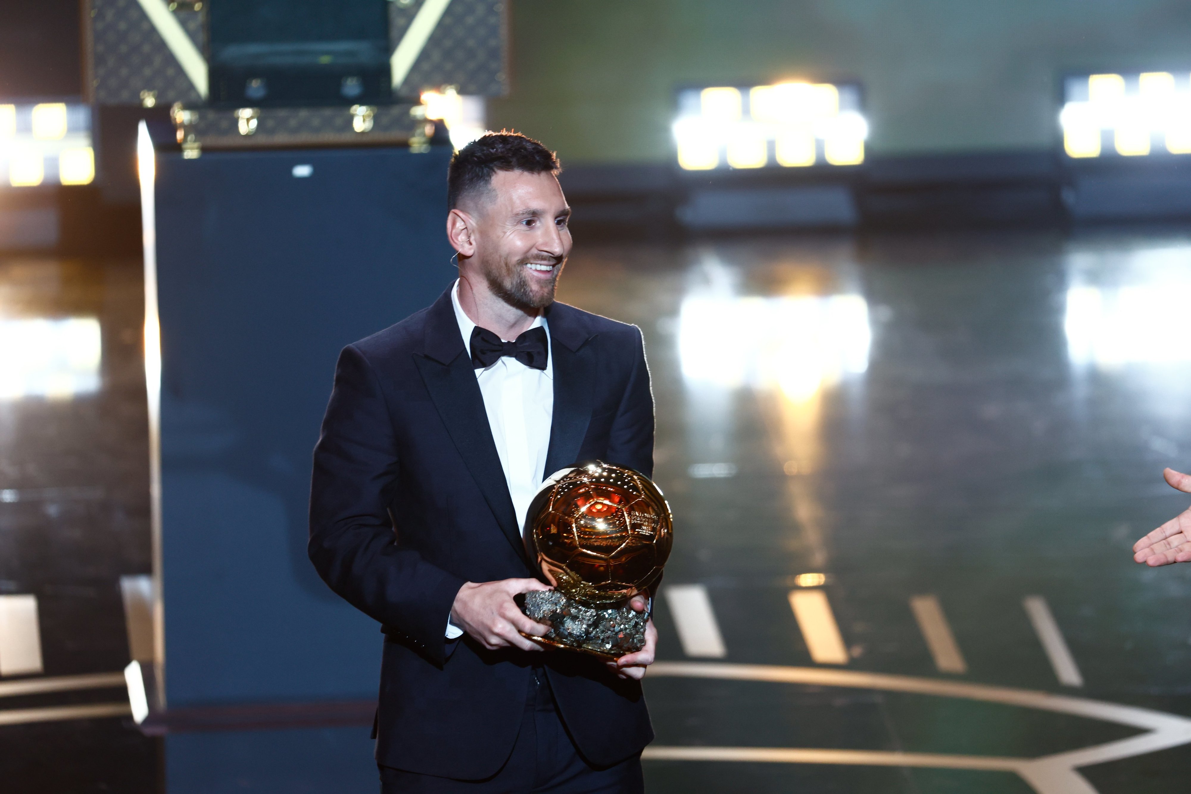 Messi dedica 8.ª Bola de Ouro a Maradona: É o aniversário dele e não há  lugar melhor para parabenizá-lo - Futebol Internacional - SAPO Desporto