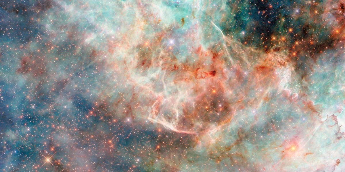 Hubble capta nuvens brilhantes de “algodão-doce” numa galáxia vizinha da Via Láctea