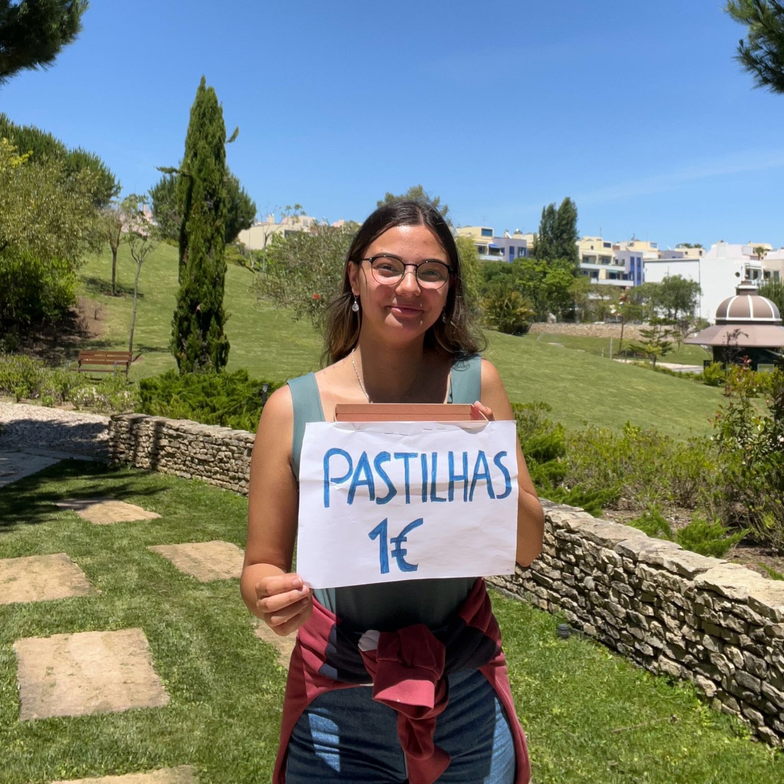 Jovem de 18 anos vende pastilhas para conseguir juntar dinheiro para a faculdade. “Nunca fui de ficar parada”