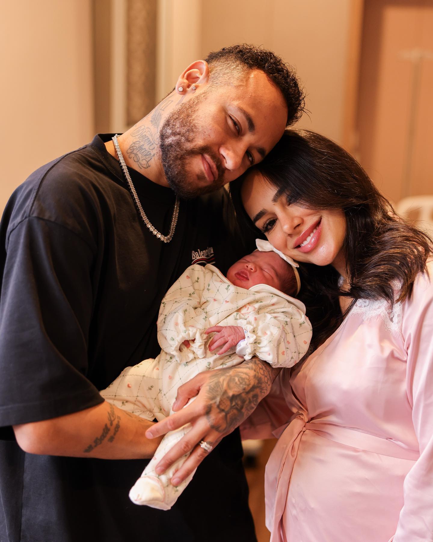 Neymar e Bruna já foram pais. Veja as fotos ternurentas da família após a chegada do bebé
