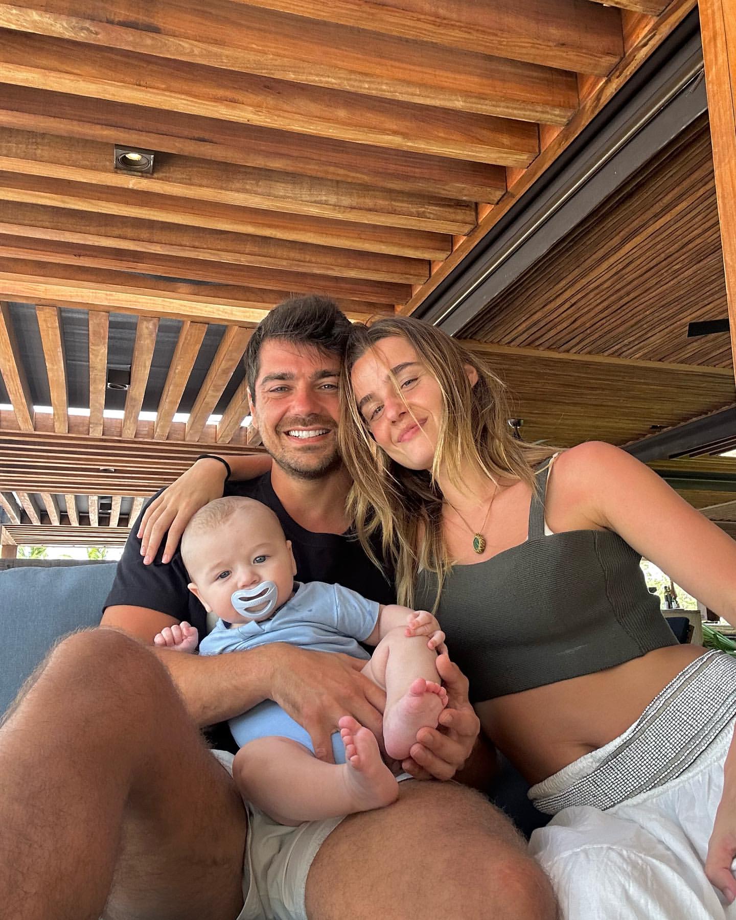 Filho de Lourenço Ortigão e Kelly Bailey completa 1 ano de vida. Veja 20 fotos amorosas da família
