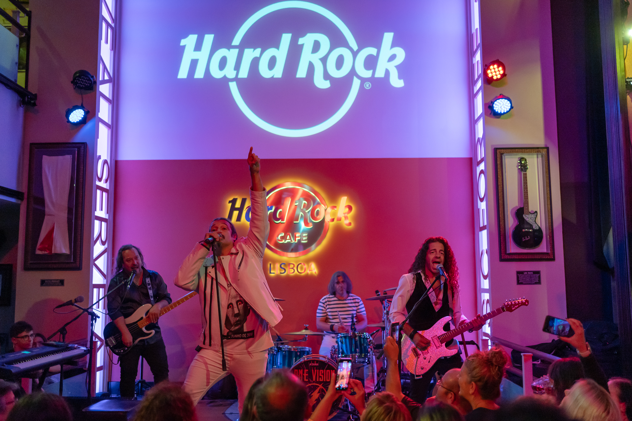 Celebre o aniversário de Freddie Mercury com música ao vivo e brindes especiais no Hard Rock Cafe Lisboa