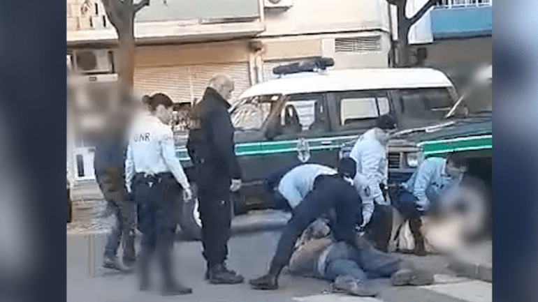 COVID-19. Homem cospe em cima de pessoas em Loulé e grita que está infetado com vírus