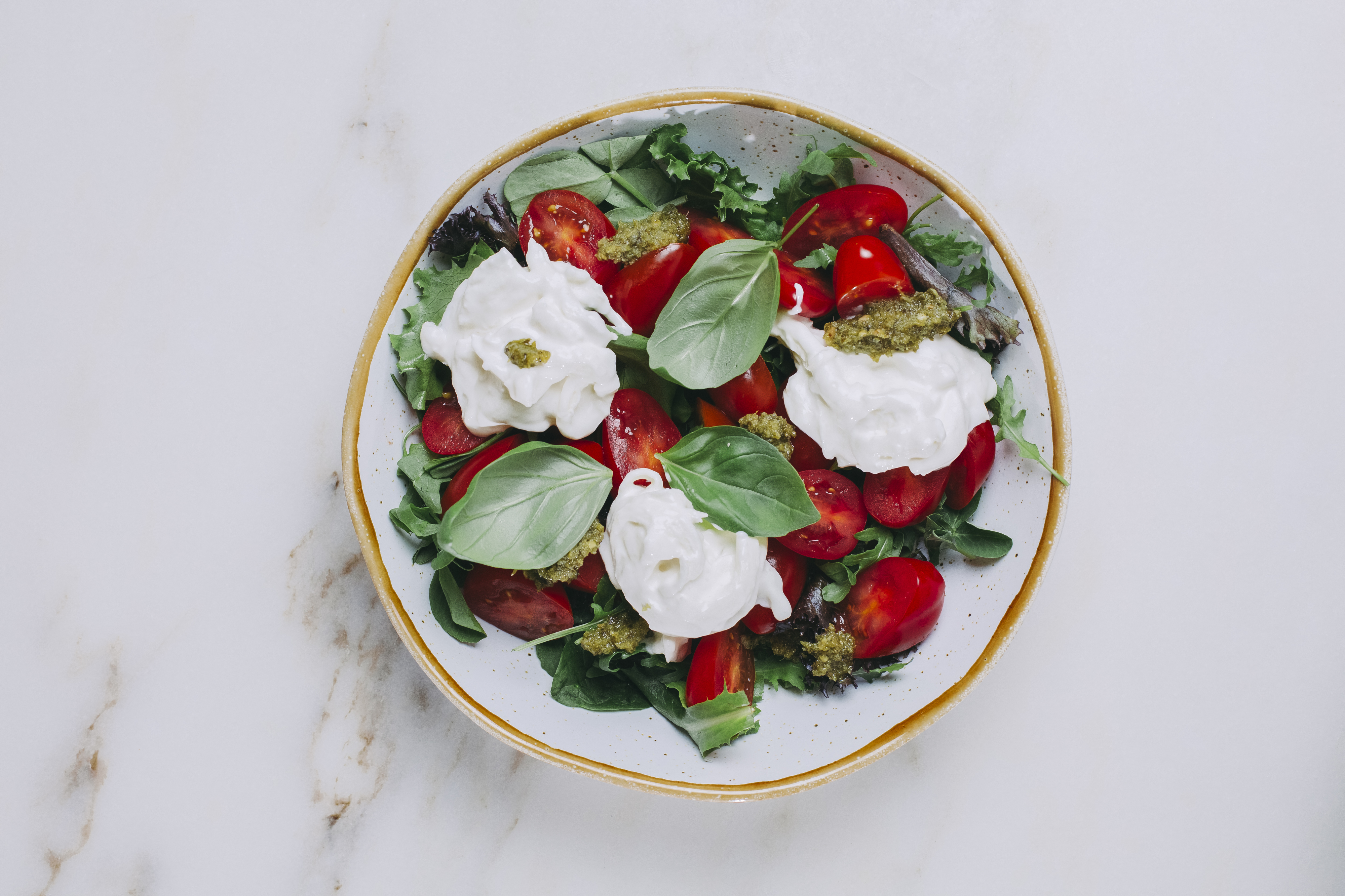 Vai querer levar a nova salada d’A Padaria Portuguesa com burrata e pesto consigo para a praia